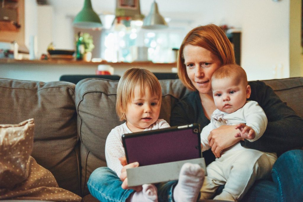 kids-and-mother-playing-on-tab